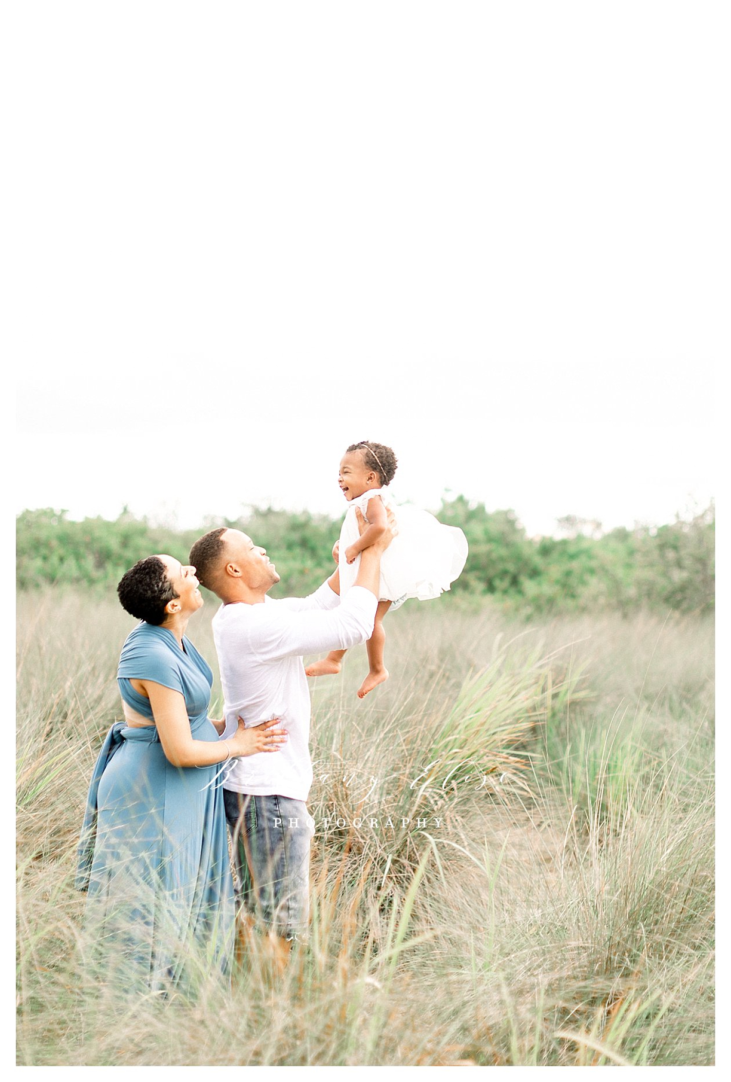 Outdoor Family Maternity Photographer in Tampa, FL