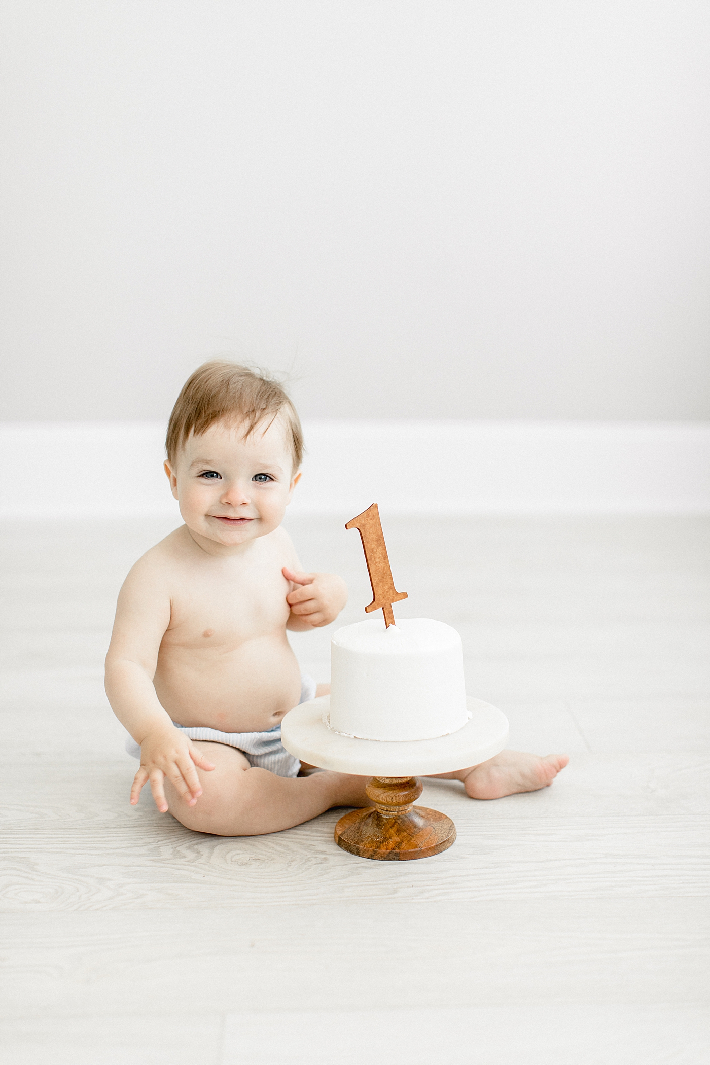 One year old cake smash photoshoot. Photo by Brittany Elise Photography.