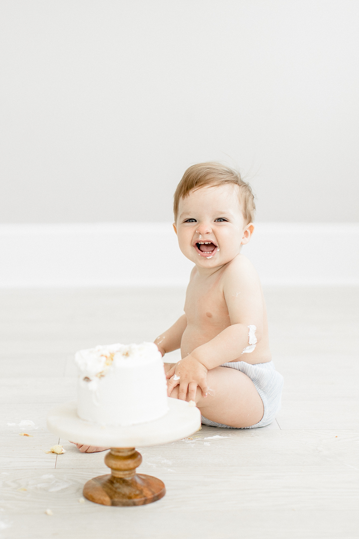 One year old cake smash photoshoot. Photo by Brittany Elise Photography.