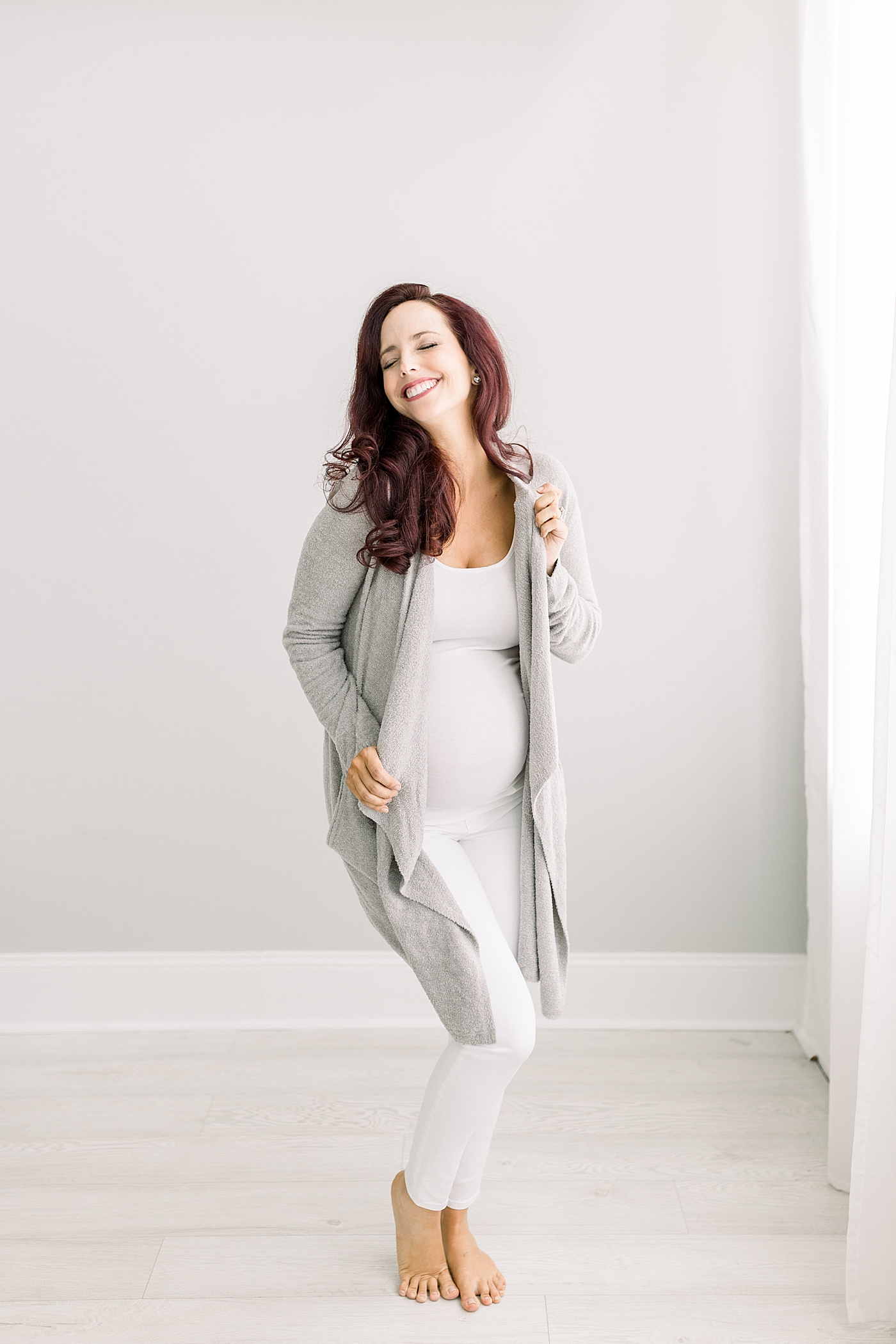 Pregnant Mom sharing favorite Barefoot Dreams cardigan and Madewell maternity jeans. Photos of Brittany Elise Photography.