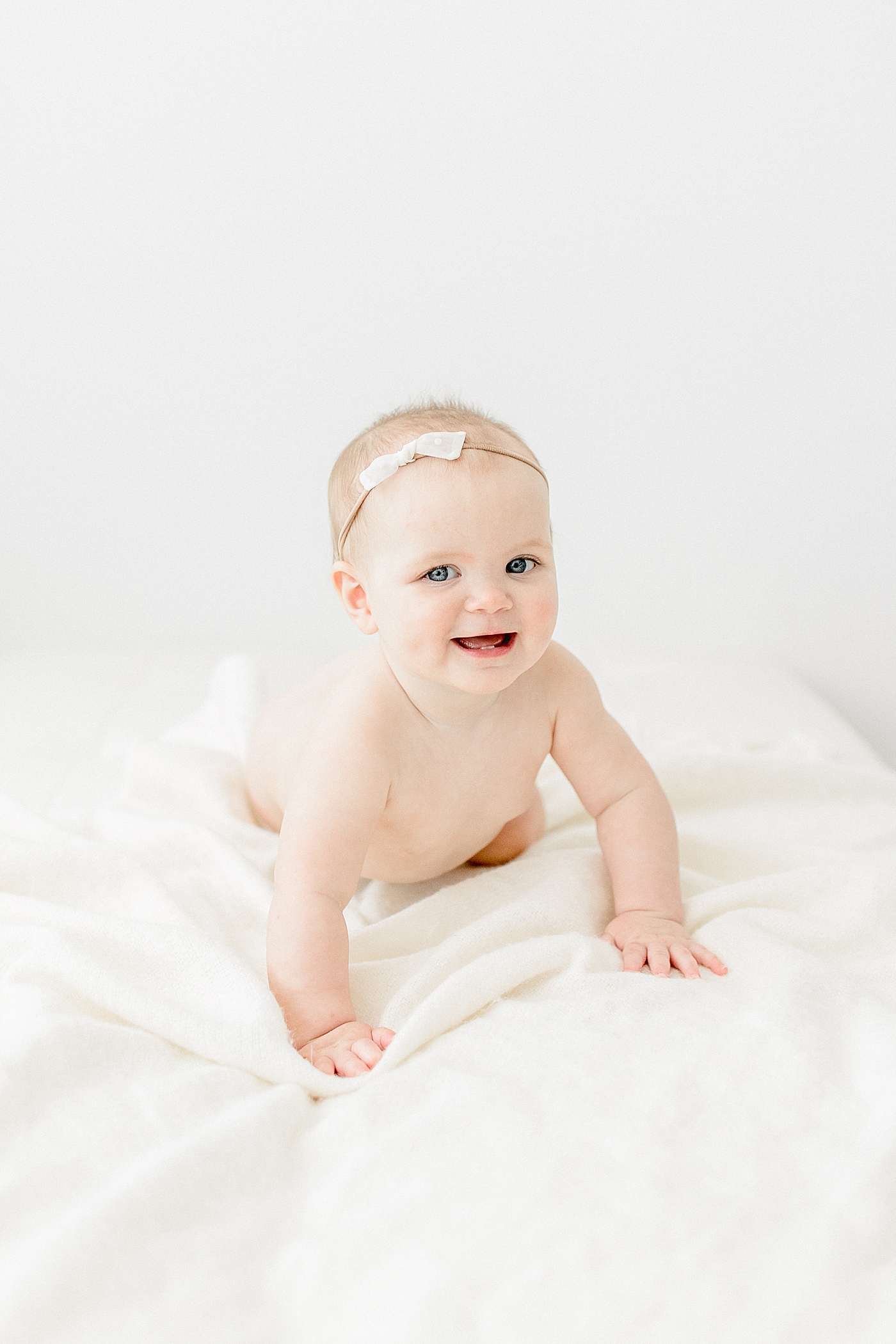 9 month old baby crawling for milestone photos with Brittany Elise Photography.